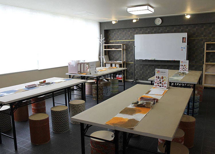 広々とした教室。工業用に使用されている紙筒に、カラフルな和紙を貼った椅子が可愛らしい