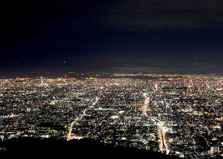 從遊樂園俯瞰而下的燦爛夜景