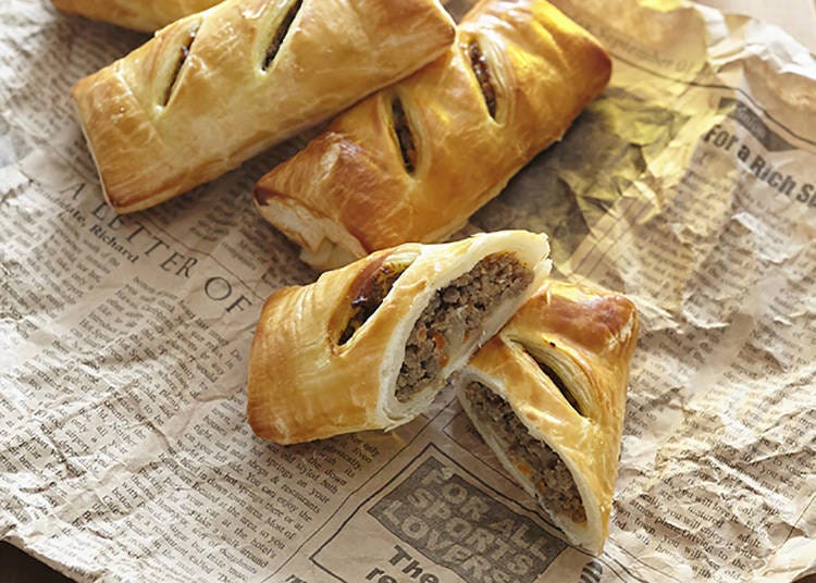 The “HUB Pasty" (300 yen per pasty, tax included) can be held in one hand, making it the perfect pair for a drink.