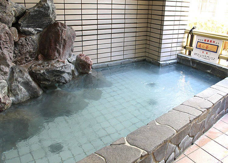 The sole open-air bath is in the women's bath. Good for your health, this medicinal bath contains hot-spring mineral deposits.
