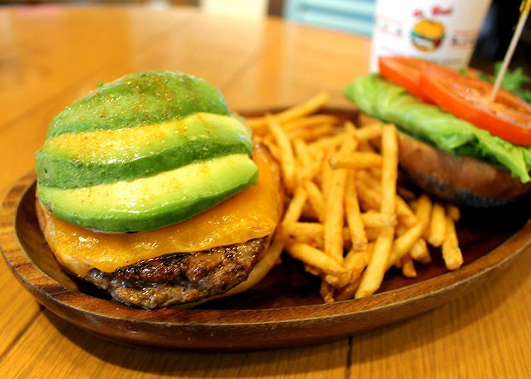 The Chunky Cheddar Avocado Burger lunch set (1,493 yen tax included)