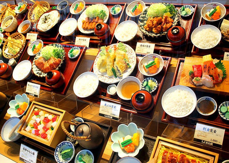 The food samples of the display menu is popular with foreign visitors.