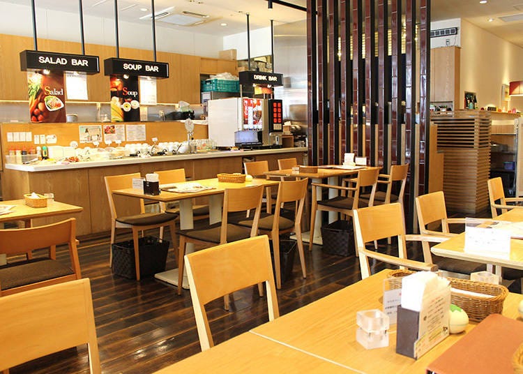 There are both tables and booths