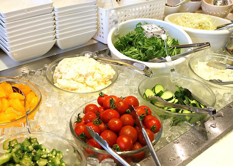 The salad bar is all-you-can-eat with fresh, local vegetables (440 yen, with tax). The soup (250 yen, with tax) and drink bars (280 yen, with tax) with free refills are popular, as well.