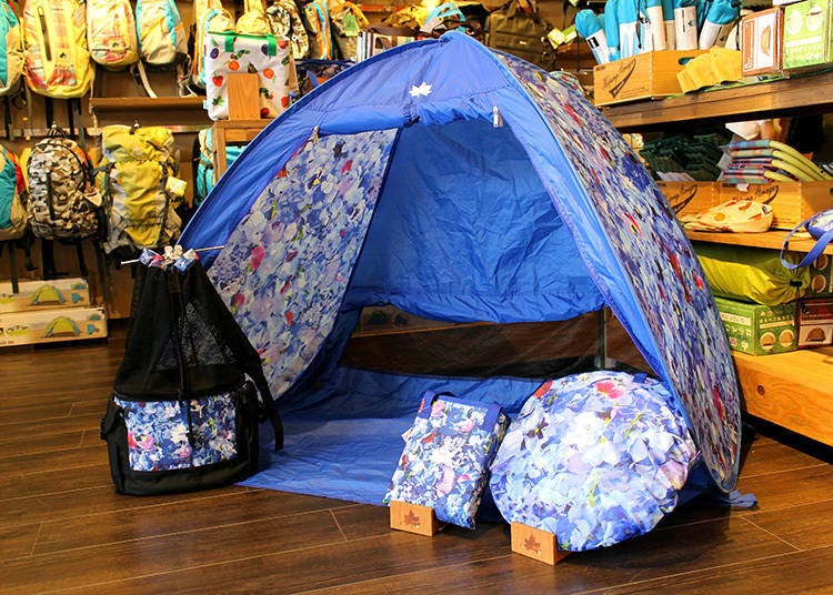 和「plantica」合作推出的「防水墊・帳篷組」（未稅價6,980日圓） 左邊為「網狀背包式保冷袋」（未稅2,980日圓），底部是保冷箱