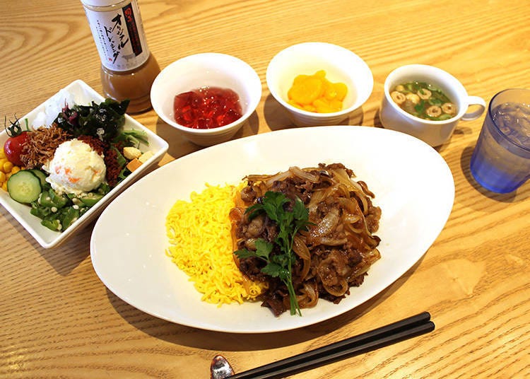 「壽喜燒蓋飯」（含稅1,280日圓），飯量加大（含稅1,380日圓），另外再點個沙拉或是湯品，就是個營養均衡的套餐了