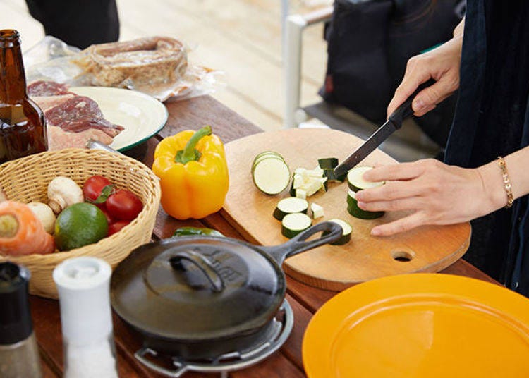 ▲ Cutting vegetables for jambalaya and bagna cauda