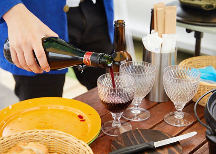 ▲ We selected a red wine to go with the meal. Of course the wine glasses were also provided free of charge.
