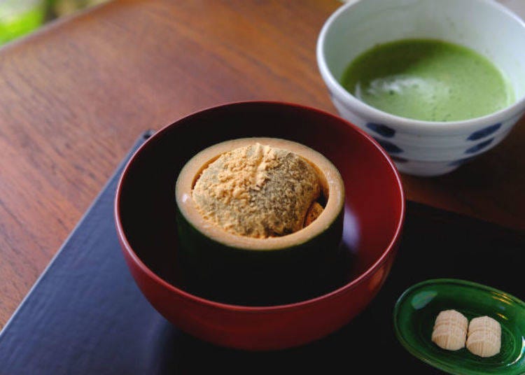 ▲ Tawaraya Warabi-mochi and Matcha (2,260 yen). In addition, the warabi-mochi can be ordered with either sencha [green tea] or hojicha [roasted green tea] (2,050 yen). Cute Wazanbon sugar dried candy in the shape of tawara [straw bags] representing the name of the inn comes with it.