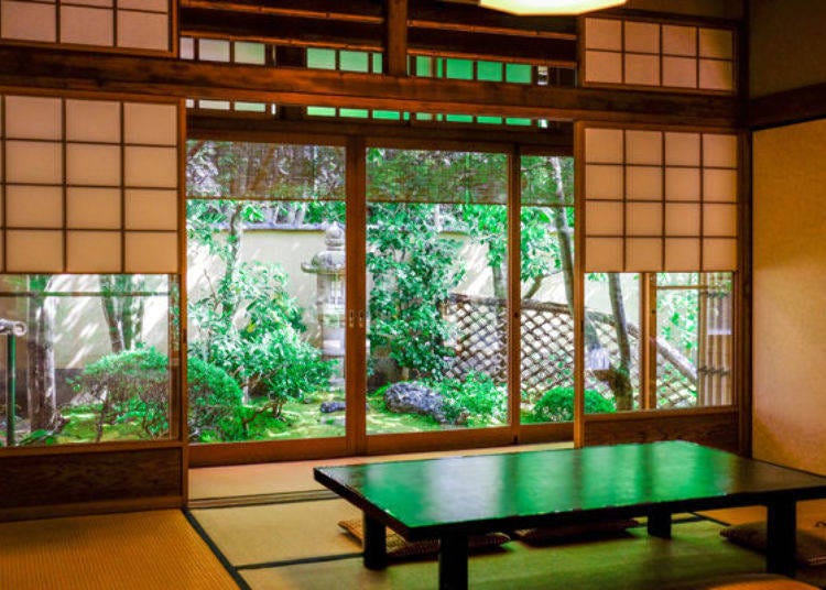 ▲ The view of the well-maintained and beautiful Japanese garden from the interior of the building that is more than 100 years old. All the seating is on tatami mats