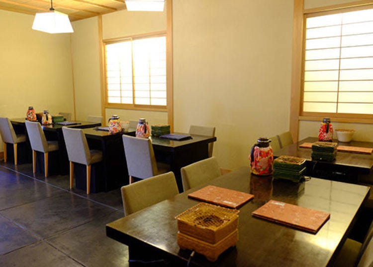 ▲ Table seating and tatami mat seating (private room)
