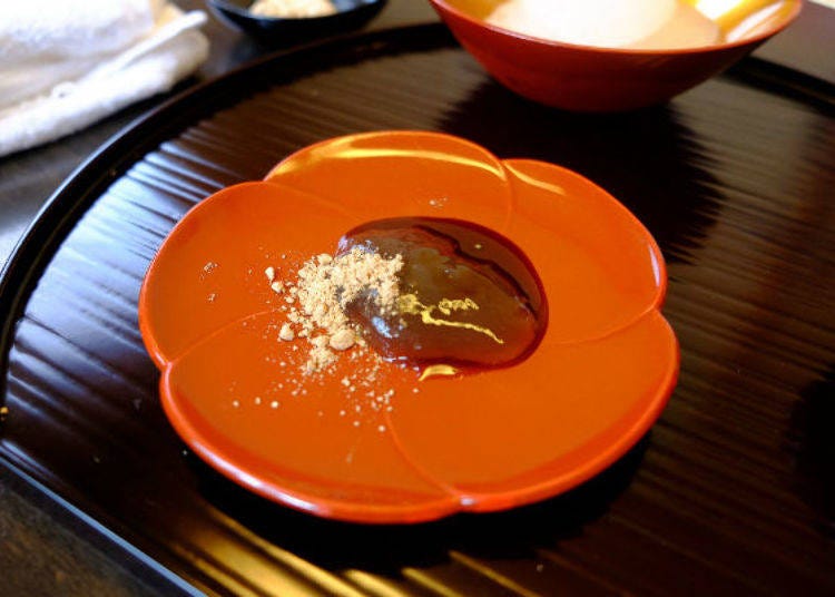 ▲ Place a warabi-mochi on a separate plate and garnish it as you like with the kinako and dark molasses. Mr. Yamauchi advises using both the dark molasses and kinako.