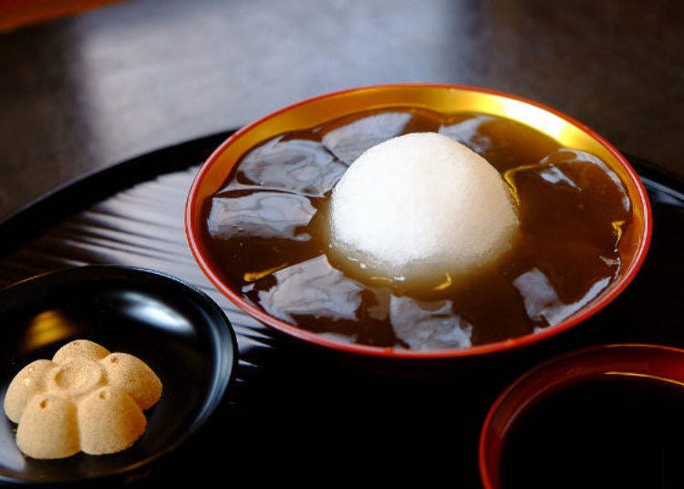 ▲附有黑糖蜜汁與黃豆粉的「德屋的本蕨餅（徳屋の本わらびもち）」（1,200日圓）。為了保持清涼度，所以將蕨餅裝盛在結冰刨冰的外圍。