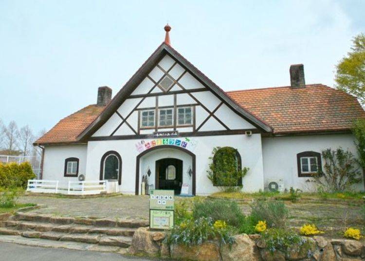 ▲ The building with the orange roof visible from the flower garden is the Animal Contact Plaza. Inside this building is the Minimaru Land where you can pet the animals.