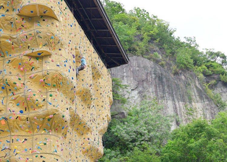 ▲ Even though secured by a rope, just looking at climbers scaling the high wall is thrilling.