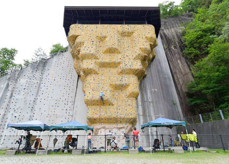 ▲具備了正面與左右兩側共3面的正宗攀岩區。曾在1997（平成9）年舉辦的「Namihaya國體」體育大會中，提供為正式的競技場使用。