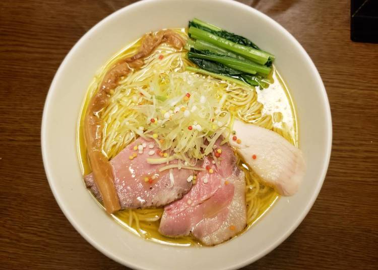 The Chicken Shellfish Shio Ramen Nami [standard size] 800 yen (tax included) is most popular. As can be seen from the name of the shop it is very particular about the noodles it uses and as such currently only uses the thin, straight noodles made by Menya Teigaku.