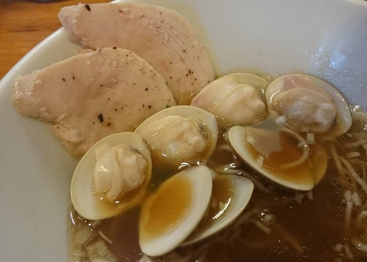 And the clams are large, with a bowl containing 3 or 4! The chicken breast chashu is cooked at a low temperature and seasoned with black pepper.