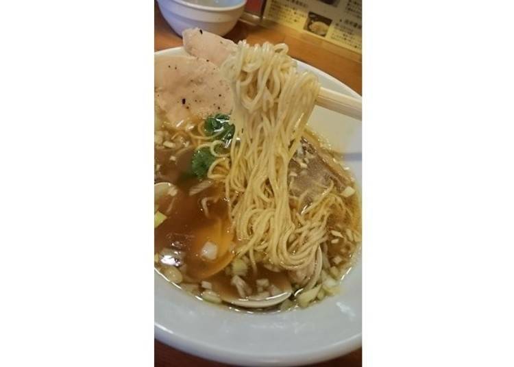 Hamaguri Kijoyu Ramen [clam pure soy sauce ramen] is 870 yen (tax included). The whole grain kneaded noodles are richly aromatic.