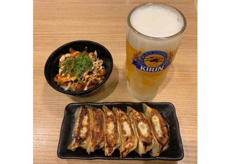 Gyusuji Mayo-don 500 yen; Gyoza 400 yen, and draft beer 500 yen make a good set! (All prices include tax.)