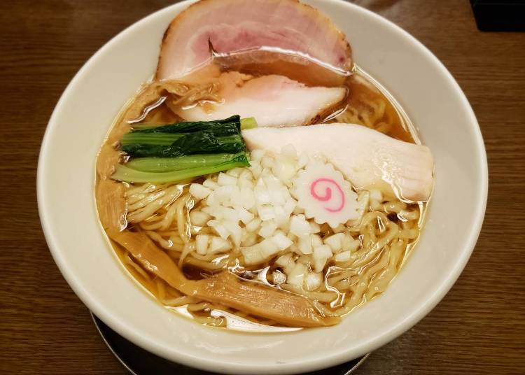 「鶏魚貝醤油らーめん並」800円（税込）も人気。貝出汁は、関西の他店に比べいち早く採用しました