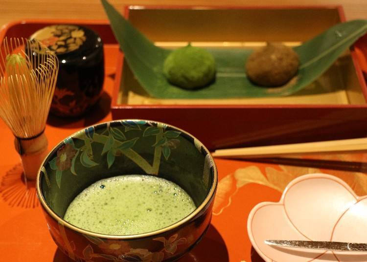 以大和抹茶搭配口福餅，享受優雅的日式甜點