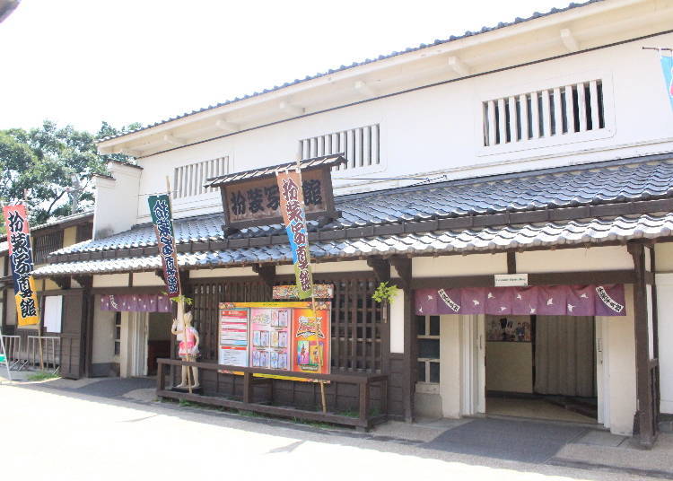 Snap a photo in costume at the Toei Kyoto Studio Park photo studio!