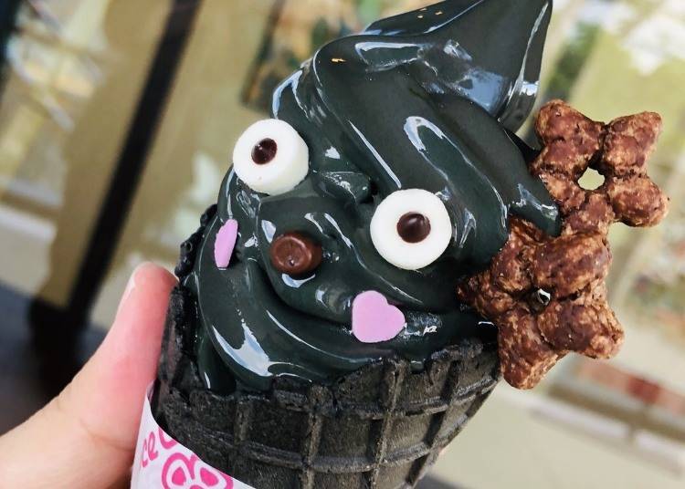 This matcha-flavored Ninja Soft Serve ice cream (410 yen, tax included) is colored black with bamboo charcoal.