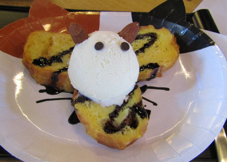 Tama French toast, served on a cute cat plate (630 yen, tax included)