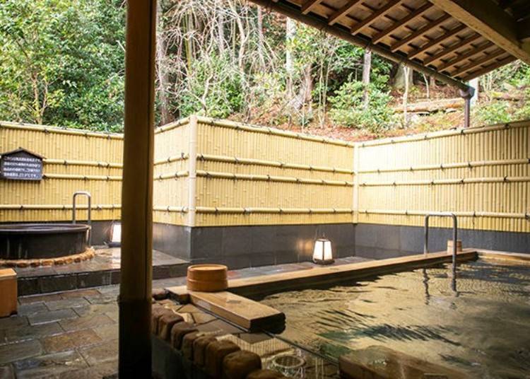 Hinoki [Japanese cypress] bath type bathing area and the open-air bath. The hinoki bath is spacious, and you can enjoy relaxing moment.