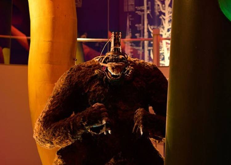 During the Osaka Expo, the gorilla’s jaw would move with electricity. However, to express that 50 years have passed, they decided not to repair the head and display it as is