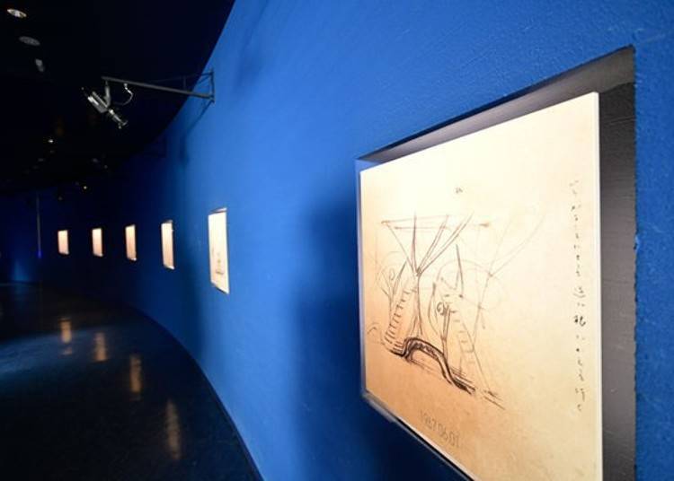 ▲可看見陳列於牆上的繪畫作品。是岡本藝術家所描繪的太陽之塔素描作品。