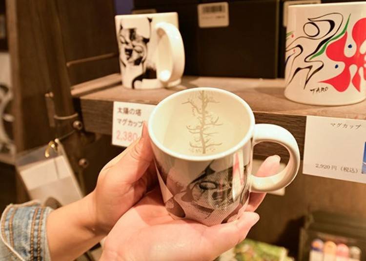 ▲杯中描繪著「生命之樹」的馬克杯（2,380日圓・含稅）。