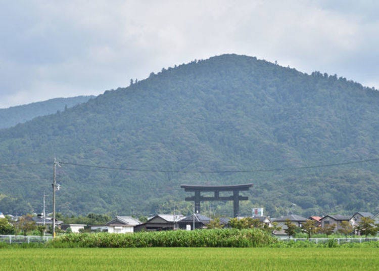 Behind the large torii gate is Mount Miwa where Omononushi-no-kami is enshrined