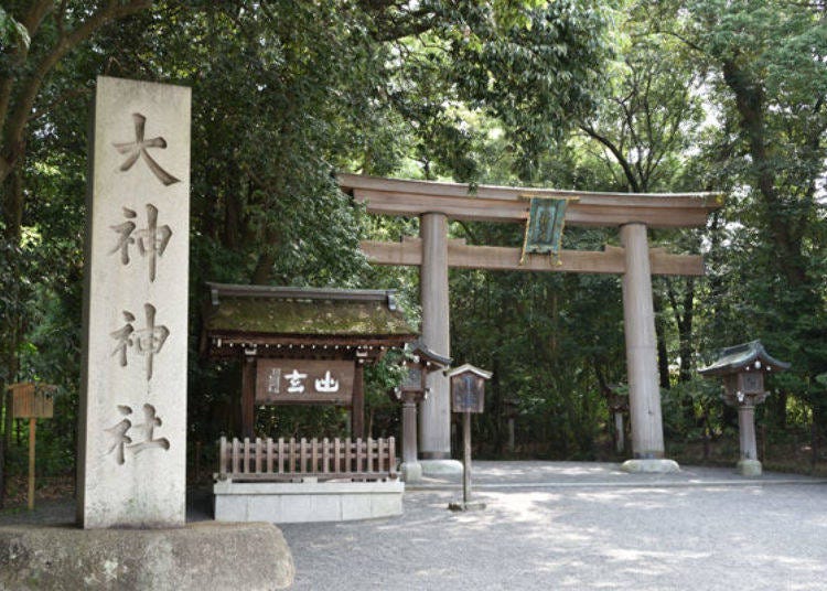 Go through Ni-no-Torii to enter the sacred grounds