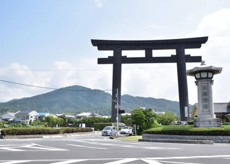 ▲高32.2公尺、兩柱子間距23公尺，日本最大的「大鳥居」