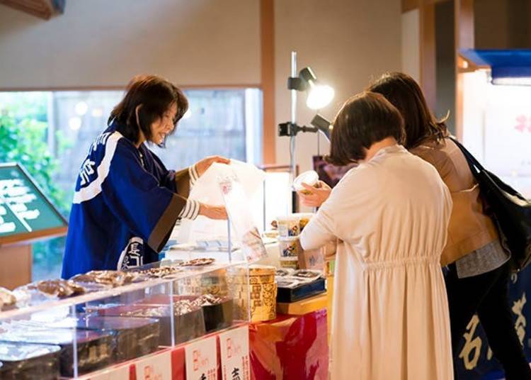 They have Nagashima specialties such as hamaguri (Asian hard calm) tsukudani and Kuwana nori (toasted and seasoned laver), which makes perfect gifts and even for yourself!