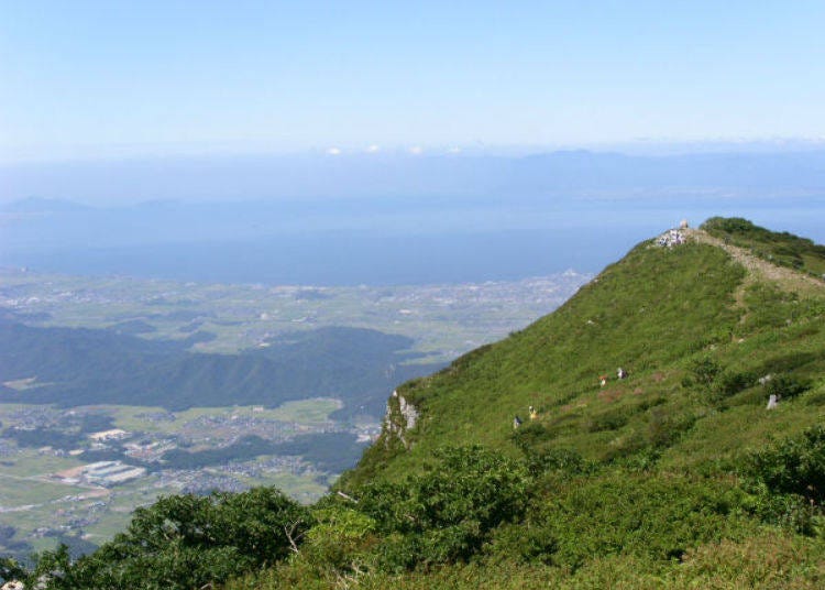 You can’t fully see Lake Biwa from the peak because it’s so big! Even if it’s cloudy and hard to see, with some time the cloud might float away (Photo provided by Maibara Tourism Association)