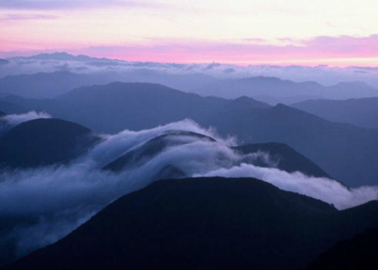 If the weather conditions are right, you can even see unkai (sea of clouds) from the Sky Terrace parking lot. Summer is the best opportunity to view the unkai since the driveway is open from 3:00 a.m. (photo provided by Maibara Tourism Association)