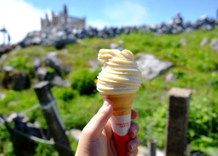 ▲ 정상에 있는 벤치에서 경치를 보면서 맛 보는 소프트 아이스크림(400엔)는 정말 최고다. 피로도 단번에 날아가 버린다.