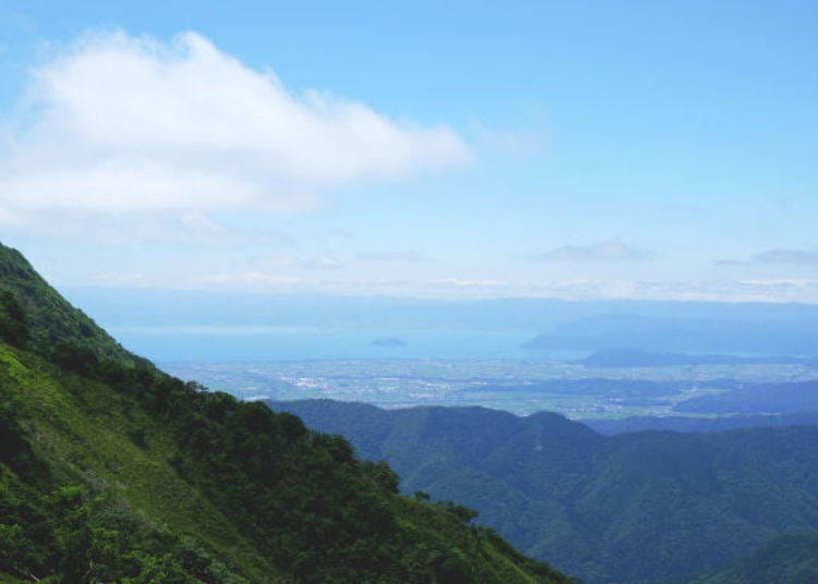 ▲從山間可以看到綿延的山景和在遠處的琵琶湖（從Sky Terrace前的停車場觀看的景色）