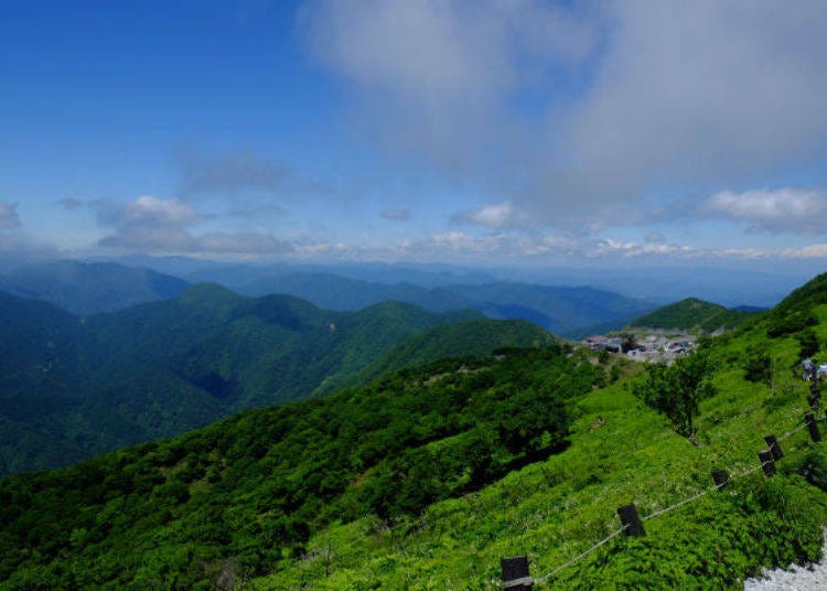 ▲回頭觀望山景,可以看到遠處廣大的伊吹山系山脈。被大自然包圍,讓人忍不住想要大吸一口新鮮的空氣。