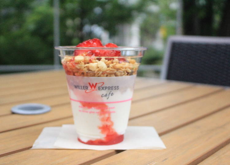 Morning Granola (strawberry), 400 yen (450 yen with drink)