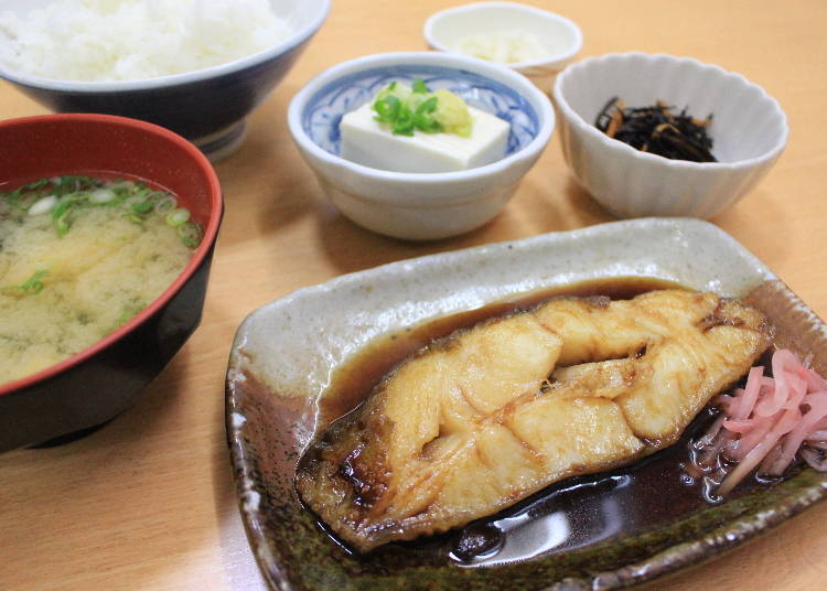 Grilled flounder (karei) set meal, 780 yen (grilled flounder, 400 yen; meal set, 380 yen)