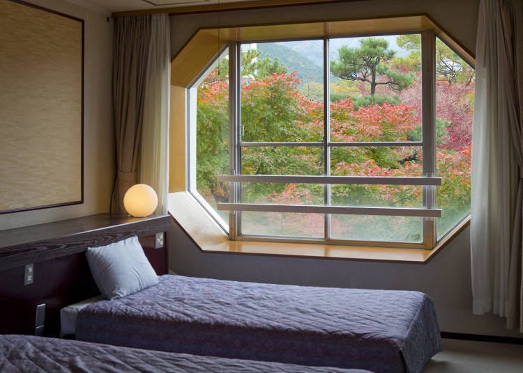 Japanese and Western room with 10 tatami mats and twin beds