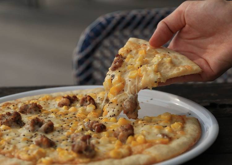 Cream pizza topped with salsiccia sausage and corn, 1,700 yen