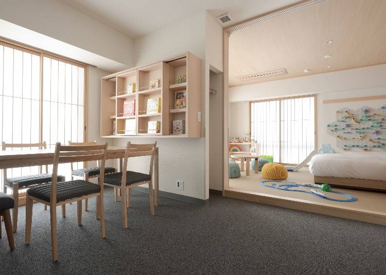 子どもが楽しめるおもちゃやゲームを常備する「こども向けボードゲームの部屋」。1泊1室¥15,100(2人利用時。価格変動制、2022年8月時点)