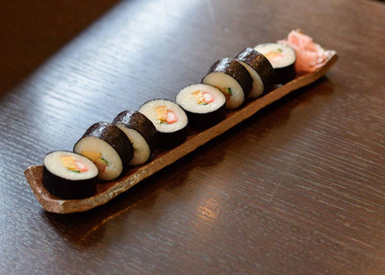 ▲언뜻 평범한 마키즈시(김밥)처럼 보이지만 자세히 들여다보자.