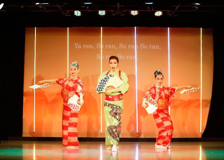 REVUE JAPAN女性表演者在舞台上展開華美的和風世界