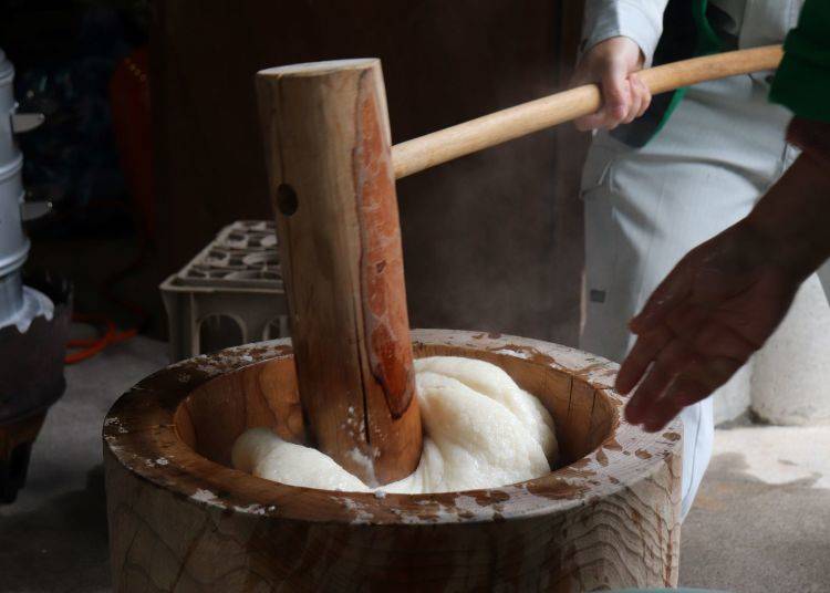 떡메 치는 모습(과거의 모습)